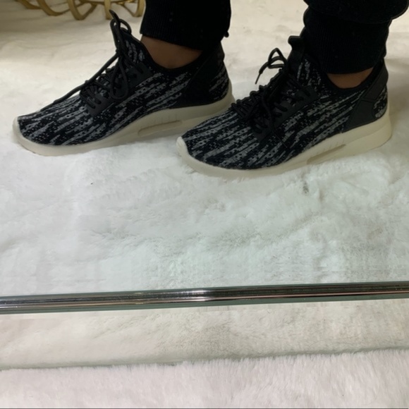 Flyknit Breathable Sneaker in Black/White Combo - Picture 4 of 5